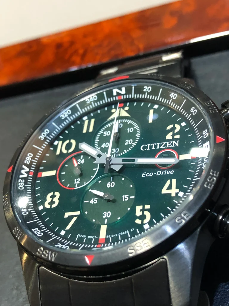 reloj citizen con un claro estilo aeronáutico